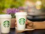 V reakcii na Trumpove kroky Starbucks prisľúbil zamestnať 10.000 utečencov