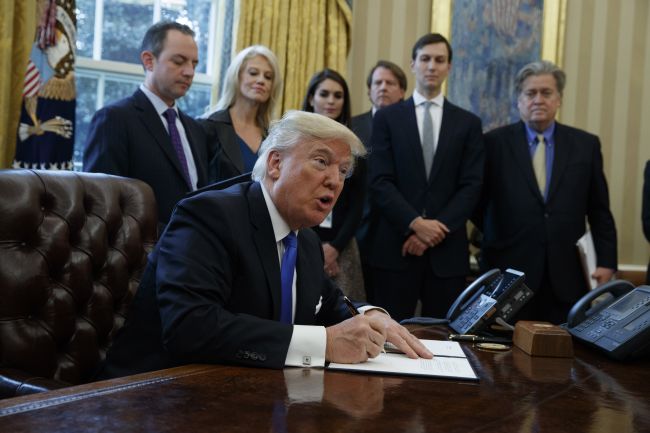 Trump pohrozil mexickému prezidentovi vyslaním vojakov proti "zlým hombres"