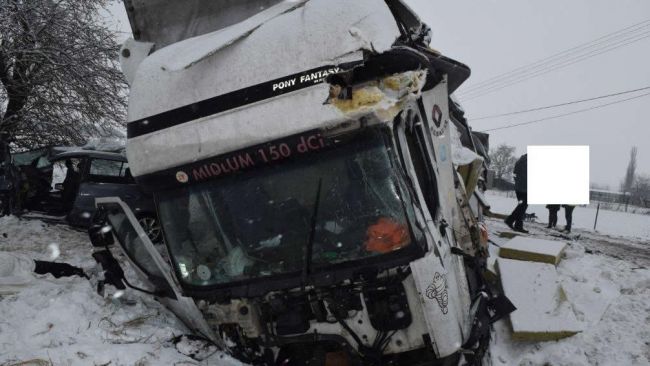 Pri fatálnej zrážke 2 kamiónov zomrela 1 osoba a 8 osôb je zranených