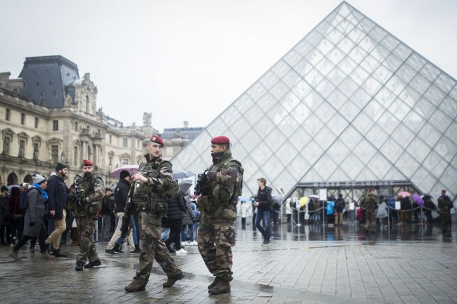 Otec útočníka z Louvre pochybuje o vine svojho syna