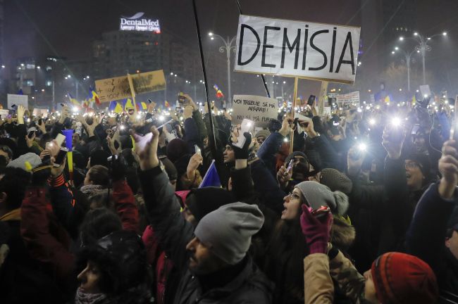 Proti vláde protestovali rekordné počty ľudí, premiér demisiu odmieta
