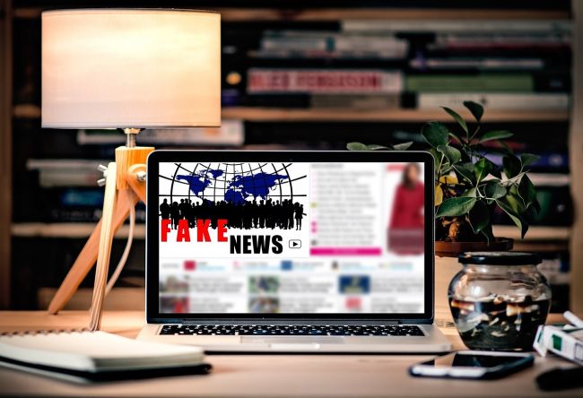 Google a Facebook sú proti "fake news"