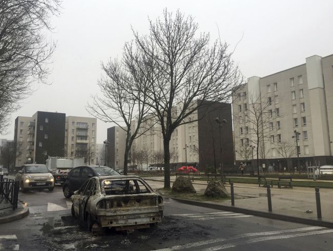 Počas násilných protestov v Paríži zadržala polícia 26 ľudí