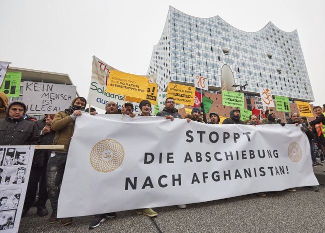 Tisíce ľudí protestovali proti deportáciám afganských migrantov