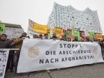 Tisíce ľudí protestovali proti deportáciám afganských migrantov