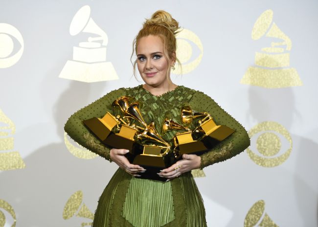 Adele dominovala udeľovaniu cien Grammy s 5 trofejami, 4 získal Bowie