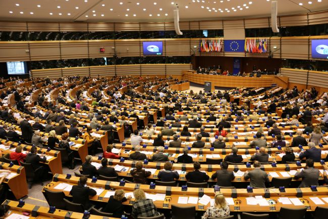 Europarlament podporil rýchlejšie znižovanie emisií skleníkových plynov