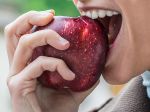 Ako veľmi vám môže uškodiť zjedenie neumytého jablka?
