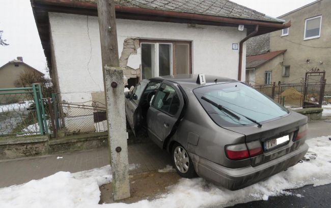 FOTO: Vodič narazil do domu, pravdepodobne dostal infarkt a zomrel