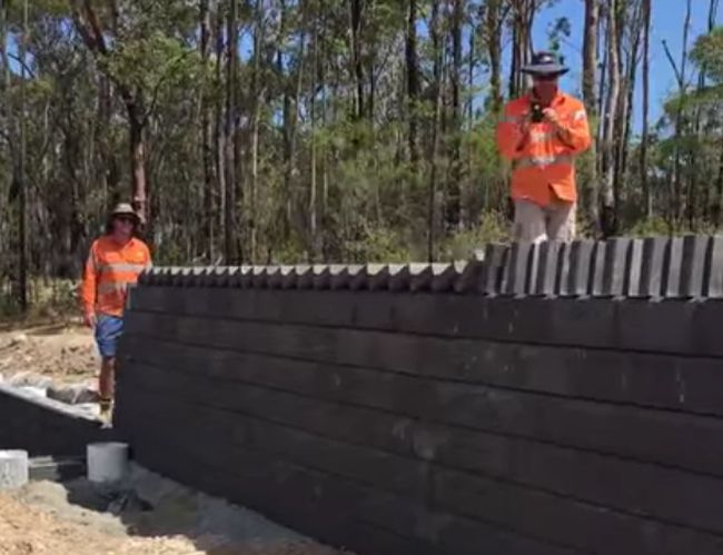 Video: Stavbári hrajú domino, z ktorého vám padne sánka