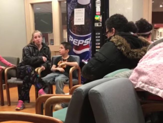Video: Chlapec v čakárni zaútočí na mamu