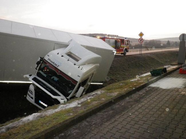 FOTO: V Brezolupoch skoro ráno havaroval kamión