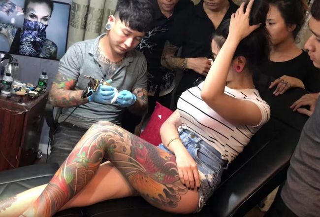 Video: Šokujúci žart v tetovacom štúdiu
