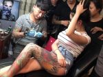 Video: Šokujúci žart v tetovacom štúdiu