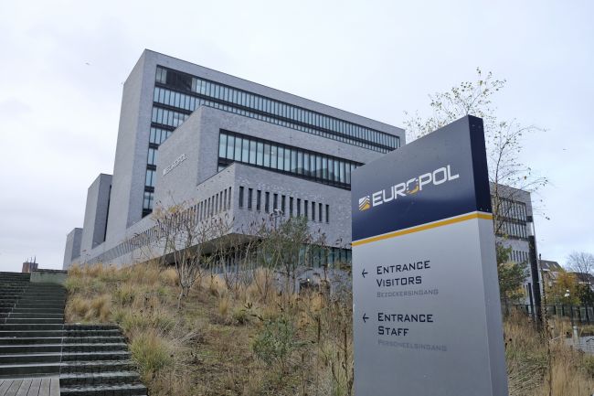 Europol: Spoločné vyšetrovanie viedlo k rozloženiu skupiny prevádzačov