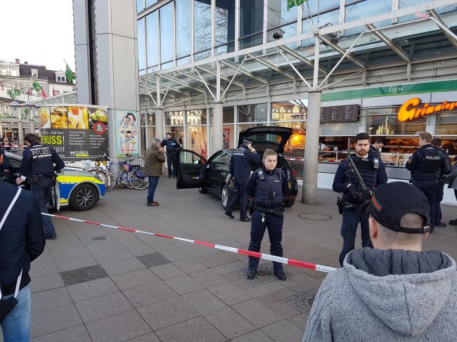 Polícia postrelila muža, ktorý v Heidelbergu vrazil autom do chodcov