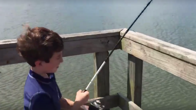 Video: Chlapec chytil dokonalý úlovok. Toto však nečakal!