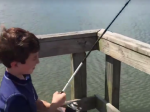 Video: Chlapec chytil dokonalý úlovok. Toto však nečakal!