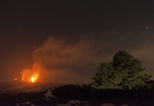 V Taliansku Etna znova chrlí lávu