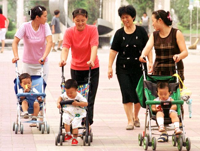 Peking zvažuje finančné stimuly na podporu rodín s dvoma deťmi