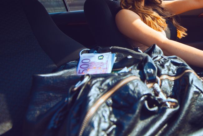 Žena našla kabelku so 14.600 eurami a vzdala sa nároku na nálezné