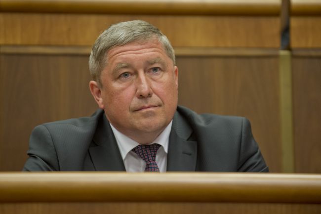 Opozícia žiada mimoriadne rokovanie o Kováčikovom pôsobení vo funkcii