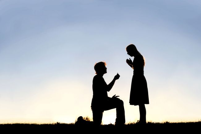 Zásnuby: Skutočný dôvod, prečo muži kľačia a ponúkajú prsteň