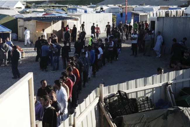 Aktivisti pomáhajú migrantom v Calais napriek nesúhlasu úradov