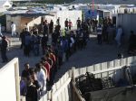 Aktivisti pomáhajú migrantom v Calais napriek nesúhlasu úradov