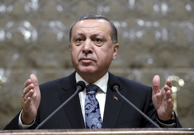 Schäuble: Turecký prezident Erdogan by mal objasniť prirovnanie k nacizmu