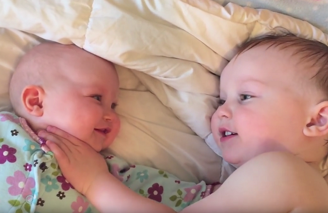 Video: Nešťastné bábätko chcelo plakať. Na pomoc prišiel veľký braček