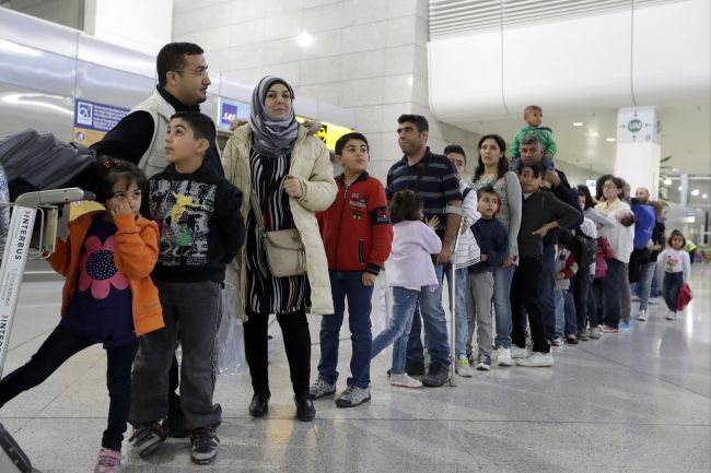 Do Nemecka prišlo vo februári menej migrantov a utečencov
