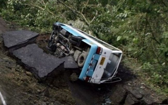 Pri nehode autobusu zahynulo najmenej 26 ľudí