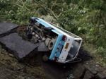 Pri nehode autobusu zahynulo najmenej 26 ľudí
