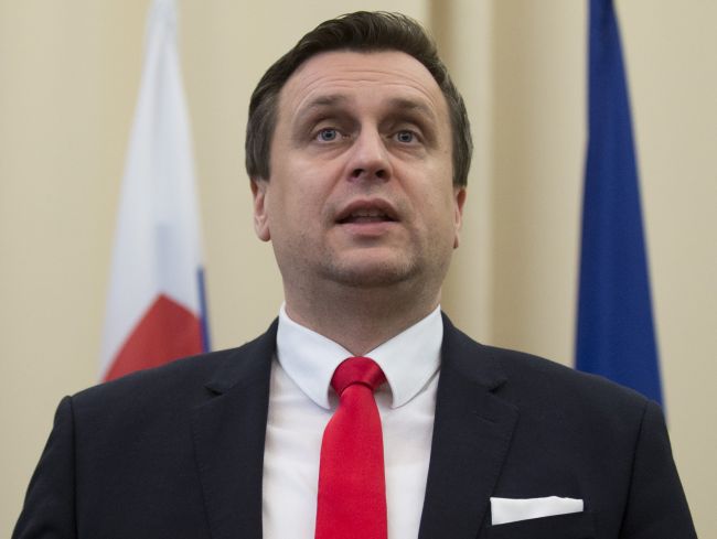 SNS chce na Slovensku zaviesť vo firmách povinný 13. plat