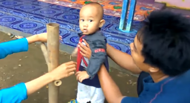 Video: Tradičný spôsob ako v Indonézií učia chodiť deti je geniálny