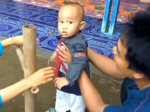 Video: Tradičný spôsob ako v Indonézií učia chodiť deti je geniálny