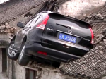 Video: Vodič SUV skončil na zvláštnom mieste 