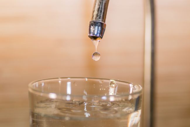 Kedy by ste sa rozhodne mali vyhnúť pitiu vody?