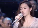 Video: Popová speváčka predviedla takmer nadpozemský výkon