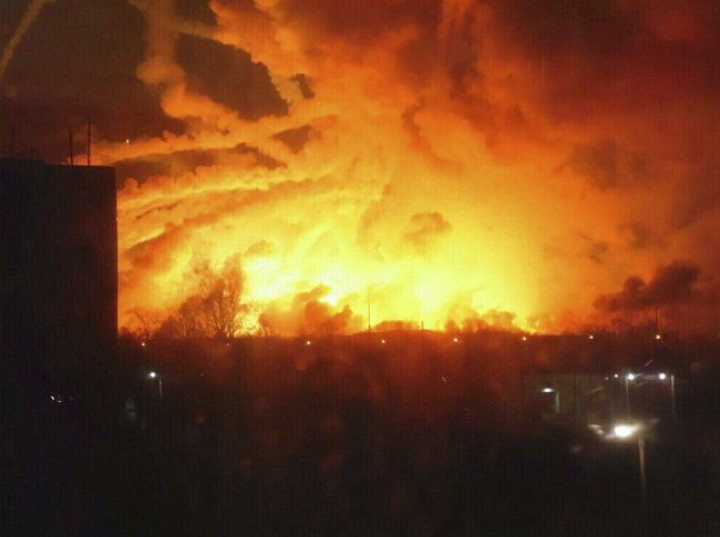 Ukrajina a proruský Donbas sa navzájom obviňujú za požiar muničného skladu