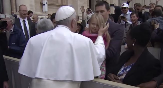 Video: Pokus o krádež storočia rozosmiala aj pápeža!