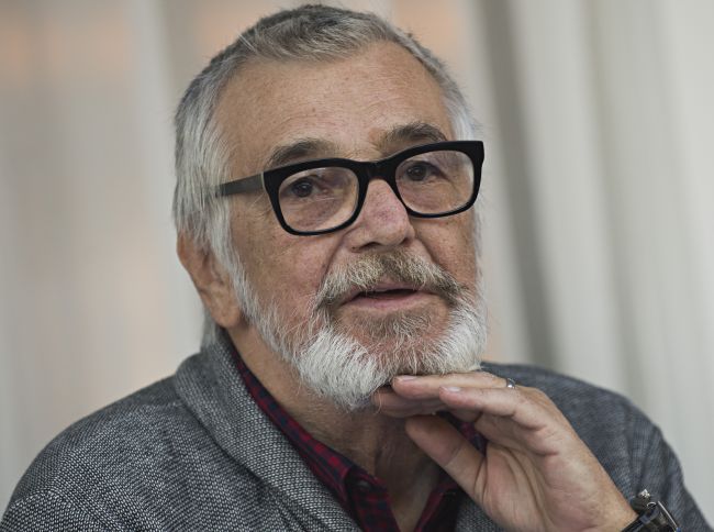 Český herec Jiří Bartoška má dnes 70 rokov