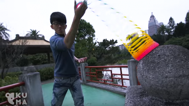 Video: S obyčajnou hračkou predvádza zarážajúce kúsky