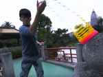 Video: S obyčajnou hračkou predvádza zarážajúce kúsky