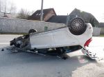 FOTO: Dvaja ľudia skončili s autom prevráteným na streche