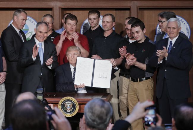 Trump zrušil dekrétom viacero Obamových ekologických opatrení