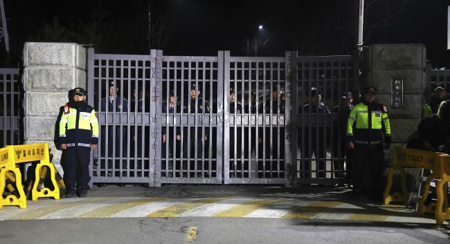 Zástancovia zosadenej prezidentky budú protestovať proti jej zatknutiu