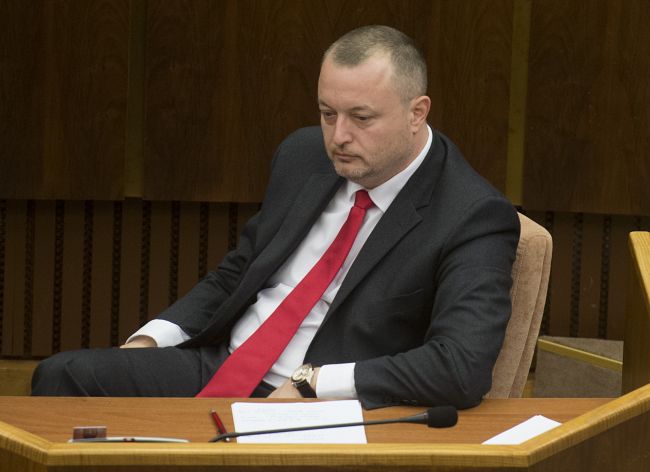 Krajniak neuspel so zákazom mešít, ďalší poslanci Sme rodina so školskými uniformami