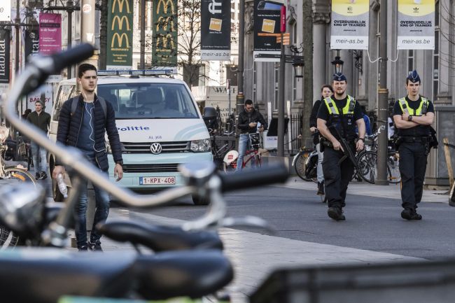 Muža, ktorý v Antverpách s autom ohrozoval ľudí, neobvinia z terorizmu